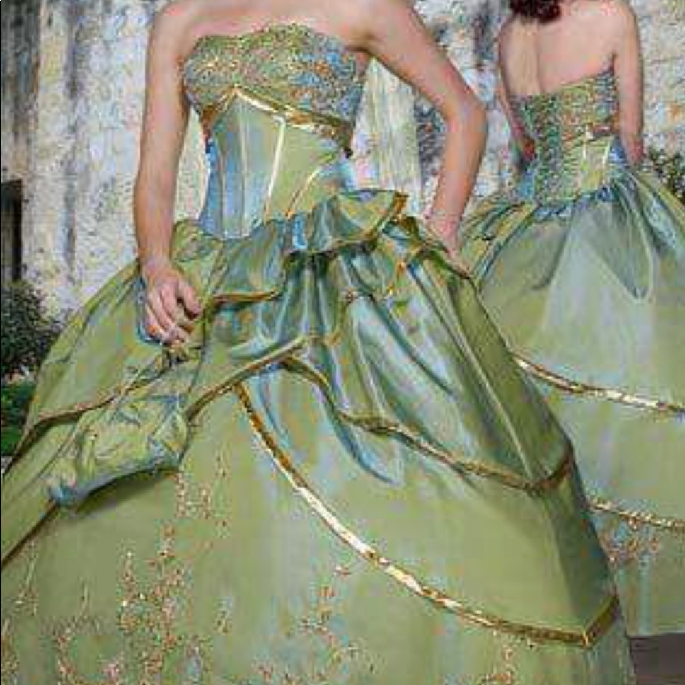 Beautiful quinceañera dress or prom two tone
